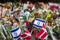 En synagoga i centrala Köpenhamn utsattes för ett terrordåd förra året. Mängder av blommor lades utanför synagogan efteråt. Arkivbild.