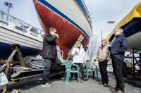 Båtägare. Stefan Björkman, Catrine Björkman, Christer Backlund och Guy Björklund unnar sig en kaffepaus i vårsolen. De tror att båtskatten kommer men hoppas att den inte blir för hög.