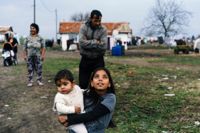 En flicka bär sin yngre bror i den romska byn Ekzarh Antimovo, där 97 procent är analfabeter.
