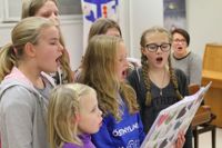 INFÖR SJÄLVSTÄNDIGHETSDAGEN. Programmet under uppträdandet i Konstfabriken den 6.12 övas. Mia Makaroff vid pianot.