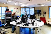 RADIO. Yle Östnylands studio i Borgå. Redaktör Hanna Othman står vid spakarna.