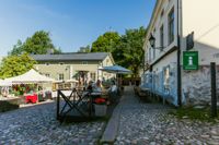 FLENSBORGSBRINKEN. Boken om Borgå barn och borgare pryds av en teckning av just den här kända Borgåvyn.