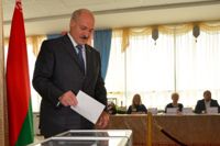 Aleksandr Lukasjenko röstar i valet, som kritiker kallar en fars.