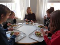 SOJAKORVFORM. Dagens vegetariska lunch är sojakorvform. Från vänster Bruce Lindberg, Malin Tenhunen, Elin Stråhlmann, Matilda Vistbacka och Amanda Ekholm.