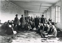 BERÄTTELSER. Vad hände på de rödas och de vitas sida i Sibbo 1918, och vilka sår och spår har det satt i följande generationer? På bilden ett gäng kvinnliga rödgardister.
