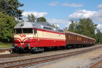 NOSTALGI PÅ RÄLSEN. Museitåget Valtteri består av fyra trävagnar och drivs framåt med ett diesellokomotiv.