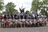 TRADITONELL BILD. Studenterna från Lovisa Gymnasium samlade till traditionell fotografering vad Tranbrunnen.