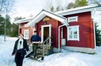 Lis-Maj Holmlund och Henrik Dumell besöker gärna emigranthuset Elvira som ligger i Vexala by i Nykarleby stad.