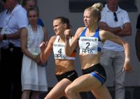 ÄNTLIGEN! Efter sju silver- eller bronsmedaljer fick Sara Kuivisto (t.h.) äntligen löpa i mål som finsk mästare.