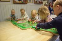 REPTILKÄNNARE. Veeti Vesterbacka, Stella Hämäläinen, Elsa Hämäläinen, Neea Laurikainen och Joona Piirainen vara snara till att testa den pedagogiska Rotary-krokodilens egenskaper.