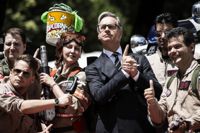 Regissören av den nya "Ghostbusters"-filmen, Paul Feig, poserar med skådespelare i Rom för att marknadsföra den övernaturliga komedin. Paul Feig har tidigare regisserat filmerna "Bridesmaids" och "Spy".