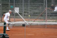 Stortävling. Nästa vecka spelas det seniortennis i Hangö. Joakim Berner är tävlingsledare och en av spelarna.