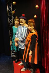 BARNMUSIK. Laura Rokka, Sampo Arola och Hannele Arola är en del av gruppen Mehua ja Pullaa som på mellandagarna bjuder upp till konsert i muminanda