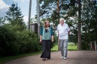 NÄSTAN KOLLEGOR. Helge Rosas jobbade som journalist i många år. Barnbarnet Mireille följer i hans fotspår och studerar dokumentärfilm i Sverige. – Journalistiken behövs alltid, säger Helge.