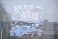 TORGPLATS. Lovisaserietecknaren Karri Laitinen är en av konstnärerna som är med i projektet Galleri Gata, som fyller en rad tomma skyltfönster vid Drottninggatan.
