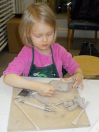 Egen design. Siiri Heliövaara, 4 år, tycker att leran känns ljuvlig i händerna. Hon gör en skalbagge.