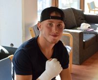 ARMLÅS. Gipset har Kevin Nieminen inte kvar men nog styrkan i armarna.