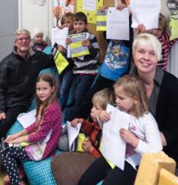 SYNLIGHET. Klasslärare Carola Lindholm och hennes klass i Gumbostrands skola är glada över de reflexvästar som Lions Club Sibbo-Sipoo delade ut till ettorna i Sibbo förra veckan. Västarna överräcktes officiellt av president Kjell Wikström.