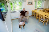FÖRETAG. John Rönnholm hyr Poppel tillsammans med kollegorna från Seikkailulaakso. Här sitter han i ett av fritidsrummen i Poppel.