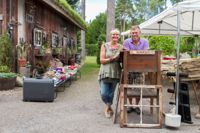 UT MED DET GAMLA. Uma Pihlaja och Silvo Lehtonen har plockat fram allt de inte längre har rum för och säljer det under loppmarknaden.