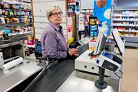 PÅ UPPLOPPET. Benita Liman och Jukka Laine har drivit K-affären i Hindhår i nio års tid men går nu i pension. Om ingen ny köpman hittas stänger lanthandeln om exakt en månad.