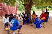 BYGGER UPP. Anja Luoma började med att bygga en skola i Malawi. En insamling till hennes 70-årsdag resulterade i ett nytt parhus för lärarna.