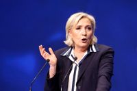 Mode för väljarna. Marine Le Pen favoriserar svarta kostymer från lågpriskedjor.