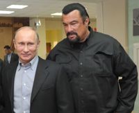 Rysslands president Vladimir Putin och amerikanske, och nu också ryske, skådespelaren Steven Seagal 2013.