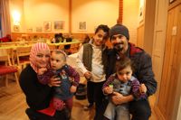 TRIVS. Den syriska familjen bestående av mamma Nagam, ettåriga Alsajdah, sexåriga Almumen, pappa Ousamah och tvååriga Talya har bott i Lovisa i två månader. Familjen trivdes på välkomstfesten under torsdagskvällen.