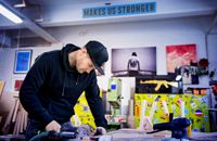 Självlärd snickare. Teppo Lakaniemi driver sin enmansfabrik i Vallgård och arbetar sig fram genom att bygga, inte genom att rita eller gestalta på dator.
