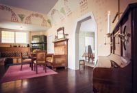 SEKELSKIFTET. År 1995 öppnade Enstobolaget jugendvillan Villa Anna, inredd bland annat med ett möblemang signerat Louis Sparren, som representationsplats. I dagarna övergår huset i ny ägo.