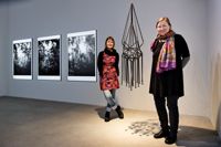 GRÅSKALA. Kaisu Häkkänen (t.v.) ställer ut suggestiva fotografier tagna med nålhålskamera medan Susanna Pälviä undersöker sin fadersrelation i installationens form. Perheetön heter det hängande konstverket som hon gjort av gamla skidstavar.