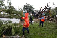 Invånare i Panama City röjer undan träd som stormen kapat.