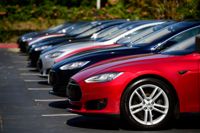 En rad med bilar av Tesla Model S står på rad utanför företagets högkvarter i Kalifornien.