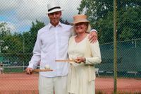 Som förr. Kaj Nervander (t.v.) och Ann Nervander spelade tennis i klassisk utstyrsel i lördags.