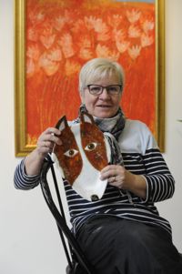 LEKFULL. Tidi Fohlin fastnade för rävar efter att en räv byggde bo och fick ungar under hennes hus på Emsalö. Hon har bland annat gjort fat med rävkänsla.