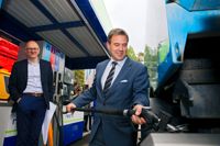 DIESEL. Fredrik von Schoultz tankar det första arbetsfordonet med den nya dieseln. I bakgrunden Borgås kommunteknikchef Kari Hällström.