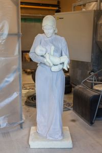 KVINNA AV FRIGOLIT. För att underlätta arbetet med minnesskulpturen byggde Marko Vaher en modell för hur den skulle se ut. Modellen står kvar som minne i stenhuggeriet.