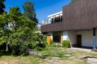MUNKSNÄS.  Aino och Alvar Aaltos hem är designat för både arbete och hemmaliv. Från utsidan kan man se skillnaden mellan hemmets två delar: kontorsdelen är hög och vitrappad, bostadsdelen är lägre och innehåller fler träinslag.
