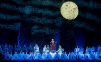 Casta diva. I fullmånens sken skär druidprästinnan Norma (Elena Mosuc) misteln med den gyllene skäran och sjunger belcantons skönaste aria.