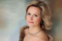 JULFOKUS. Toppsolisten Camilla Nylund sjunger i Sibbo kyrka på söndag. Tillsammans med kören Naissound bjuder hon på traditionella julsånger, bland annat tolkar hon Jean Sibelius: Giv mig ej glans ej guld ej prakt.
