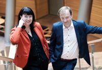 LEDAMÖTER. Hjallis Harkimo och Mikaela Nylander har suttit tillsammans i riksdagen i drygt ett år. Trots att de tillhör olika partier delar de samma intressen bland annat när det gäller att trygga svenska språkets ställning.