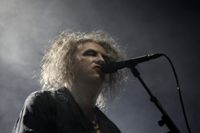 Vilken syn! 9 500 personer såg Robert Smith och The Cure på Arenan på fredag. Den gudomligt ostämda klangen i rösten finns kvar intakt, skriver recensenten.
