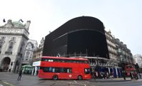 Paus. För första gången på över 70 år har Piccadilly Circus reklamskyltar slocknat.
