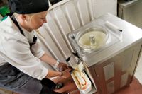 RENA SMAKER. Sara Kuivistos glass innehåller inga tillsatsämnen. Vanilj- och jordgubbsglass finns alltid i sortimentet, i övrigt gillar hon att experimentera med smakerna.