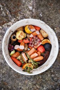 HEMMA VÄRST. I medeltal slänger varje finländare bort 20–30 kilo mat per år. Med ett sammanlagt svinn på 120–130 miljoner kilo per år har hushållen mycket att förbättra när det gäller att minska matsvinnet.