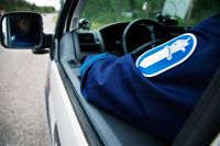 PÅ TÅ. Polisen ryckte ut med automatvapen efter att cyklar ramlat i en trappuppgång…?