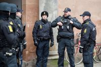 Danska poliser övervakade ingången till Byretten i Köpenhamn medan rättegången pågick.