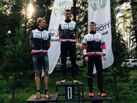 OK Trians färger var en vanlig syn på prispallen i FSO-mästerskapen. Här Otto Simosas, Tobias Henriksson och Topi Penttinen som tog trippelseger på medeldistansen.