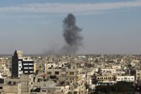 Rök stiger i staden Rafah, i södra Gaza.